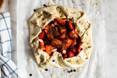 Badem gevrekli yaz çileği galeti. Gıda hazırlama konsepti.