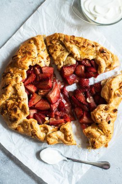 Puf böreği ve kremalı badem gevreği ile çilekli yaz galeti..