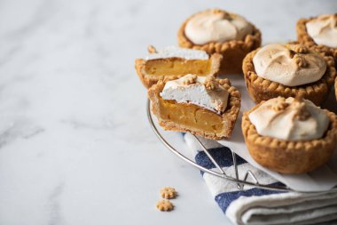 Kremşantili limonlu tartlar. Boşluğu kopyala.