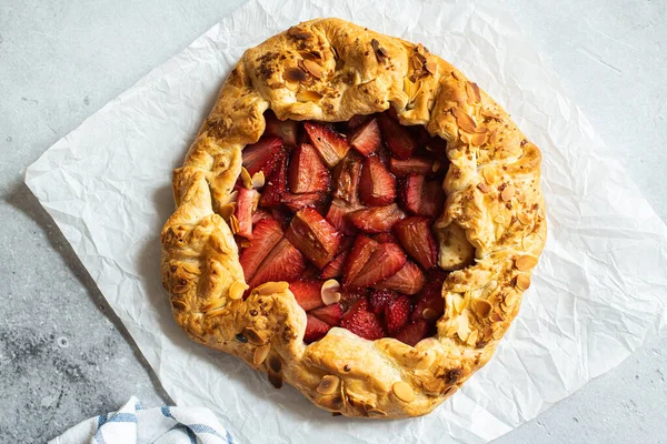 Puf böreği ve badem gevreğiyle çilekli yaz galeti.. 