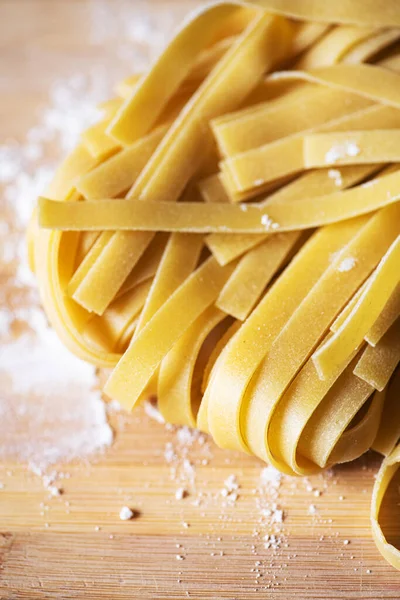 Frische Rohe Rohe Nudeln Tagliatelle Auf Einem Holzbrett — Stockfoto