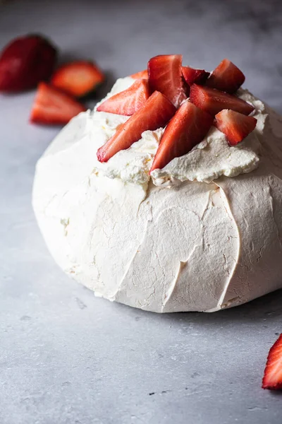 Pavlova Frutas Verano Famoso Postre Australiano Claras Huevo Batidas Horno —  Fotos de Stock