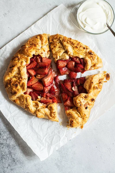 Galette Été Aux Fraises Avec Pâte Feuilletée Flocons Amandes Crème — Photo