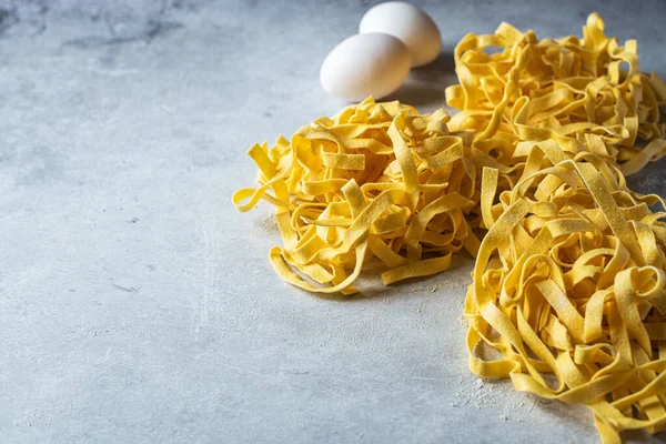 Rohe Ungekochte Traditionelle Italienische Pasta Auf Grauem Hintergrund Kopierraum — Stockfoto