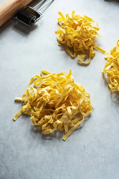 Hausgemachte Frische Pasta Auf Grauem Hintergrund Nahaufnahme — Stockfoto