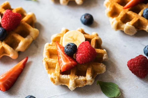 Köstliche Belgische Waffeln Mit Beeren Auf Grauem Hintergrund Ansicht Von — Stockfoto