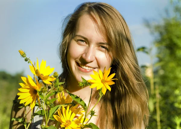 Giovane donna con fiori gialli — Foto Stock