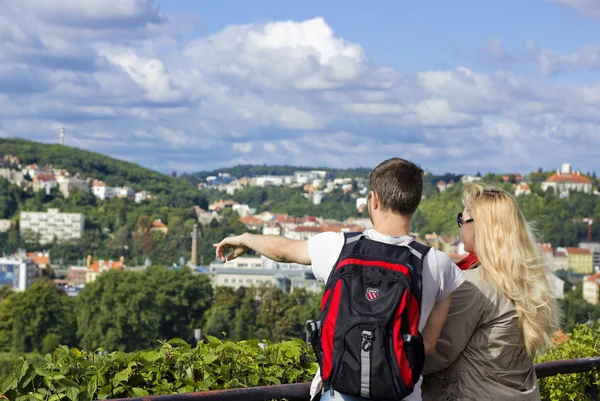 A young couple observing a city — Stock Photo, Image