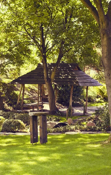 Un pergolato in un giardino giapponese — Foto Stock