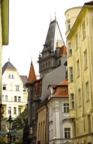 Vue d'une rue d'une vieille ville de Prague — Photo