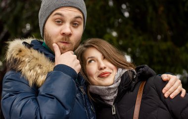 Genç çift kışın