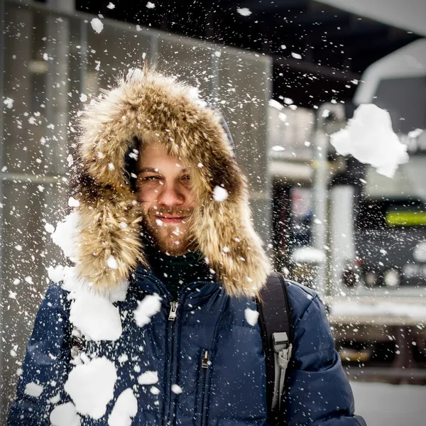 Молодой человек бросает снег — стоковое фото