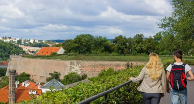 Genç çift gözlemci Prag şehir, Çek Cumhuriyeti