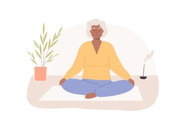 Mujer africana de edad avanzada moderna con las piernas cruzadas y los ojos cerrados meditando en casa. Abuelita mayor sentada en una habitación acogedora y practicando yoga, meditación mindfulness, ejercicios de control de la respiración. Vector. — Vector de stock