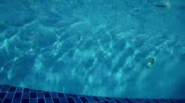 Mavi yüzme havuzu su yansıması. Havuzda güzel su yüzeyi 