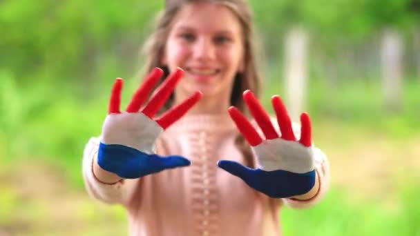 Tonårstjej viftar hälsning med händerna målade i Mongoliets flagga färg. Fokusera på händerna. 10 juli Nationell flaggdag. Självständighetsdagen i Mongoliet den 29 december — Stockvideo