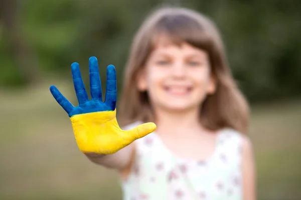 Niño juguetón creativo que muestra la mano colorida pintada en bandera de color amarillo y azul de Ucrania. Día de la Bandera de la Independencia de Ucrania. Día de la Constitución. 24 de agosto. Vacaciones patrióticas. Educación, escuela, arte —  Fotos de Stock