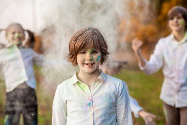 Holi festivalinde renkli oynayan bir çocuk. Holi kutlamaları, Holi oynayan kız 