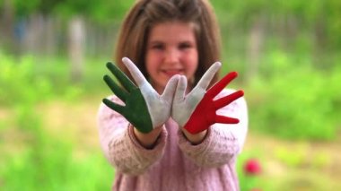 Meksika bayrağı genç kızların ellerine boyanmış, ellerine odaklanmış. Meksika Bağımsızlık Günü. 5 Şubat Konferans Günü. 24 Şubat Ulusal Bayrak Günü