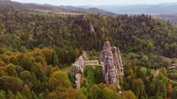 Flygdrönare utsikt över berömda Tustan fästning. Ukrainska medeltida Cliff-side monument i nationalparken. Rock komplex i Tustan är populärt turistmål i Karpaterna berg. — Stockvideo