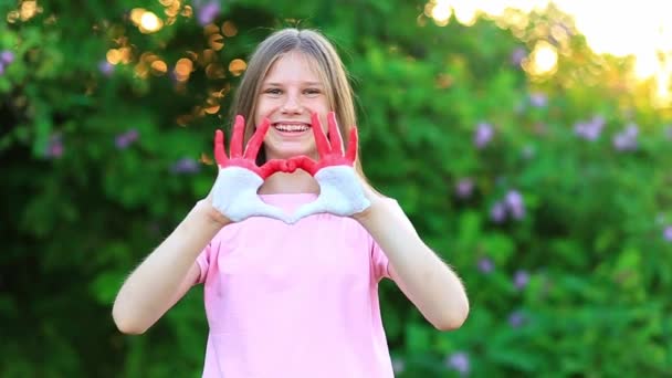Kinderhände in Herzform, bemalt mit Flaggen von Monaco oder Indonesien, konzentrieren sich auf Hände. Touristin machte Geste durch indonesische Flagge farbige Hände, die das Symbol des Herzens und der Liebe zeigen. — Stockvideo