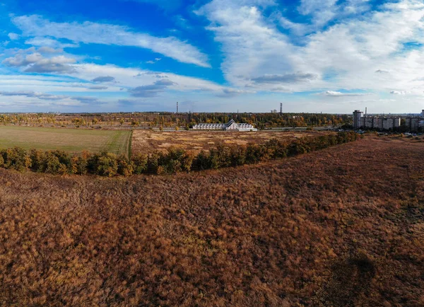 Vista aérea del paisaje en otoño, imagen del dron. Paisaje urbano. Vista del prado de la ciudad desde arriba. Hermoso panorama de la naturaleza en otoño —  Fotos de Stock