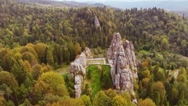 Vista aérea do drone da famosa fortaleza de Tustan. Monumento medieval ucraniano do lado do penhasco no parque nacional. Complexo de rocha de Tustão é um marco turístico popular nas montanhas dos Cárpatos. — Vídeo de Stock
