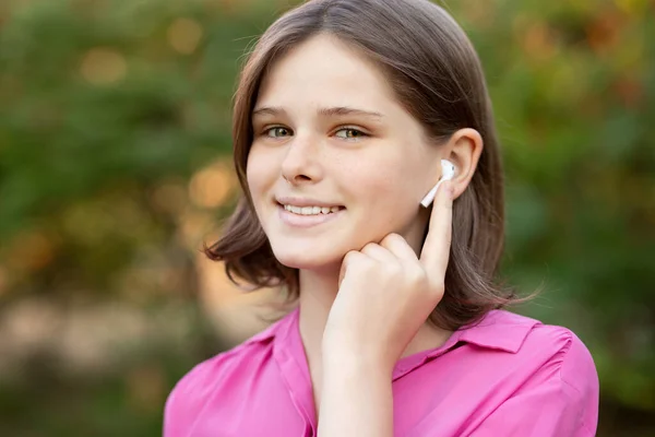 Menina bonita gosta de ouvir música com fone de ouvido com sentir-se feliz e relaxado no parque — Fotografia de Stock