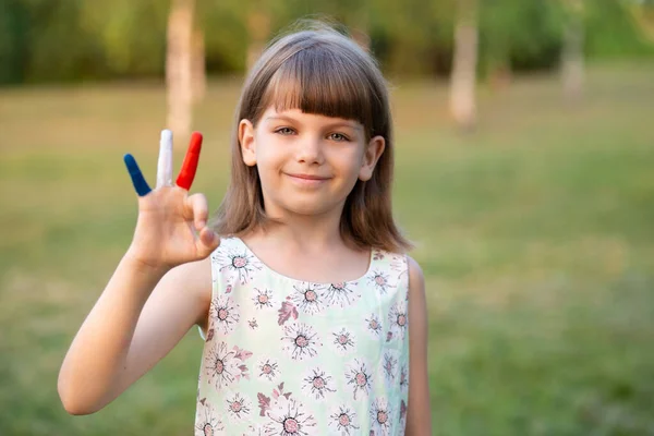 Весела Маленька Дівчинка Показує Гарний Символ Пальцями Рук Намальовані Кольорі — стокове фото