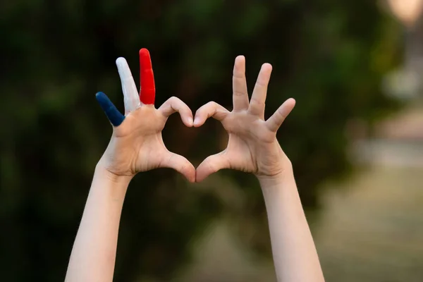 Manos Niño Pintadas Color Bandera Francia Formando Símbolo Del Corazón —  Fotos de Stock