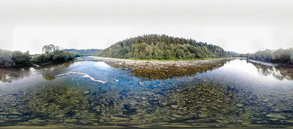 Panoramablick Auf Gebirgsbach Wilde Landschaft Einem Sonnigen Sommertag — Stockfoto