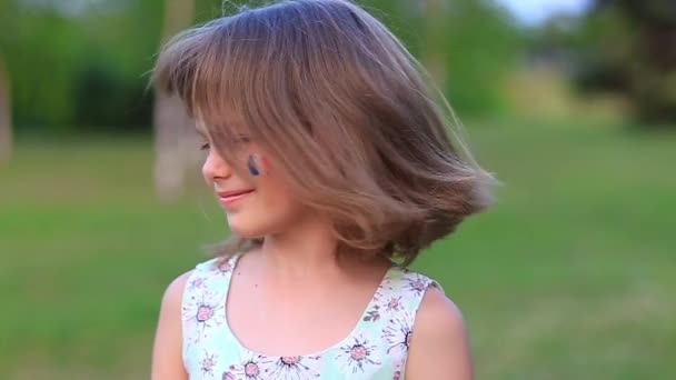快乐的小女孩高兴地摇着头 她的双颊挂在法国国旗上 头发向不同方向飘扬 8岁的金发碧眼的小女孩 — 图库视频影像