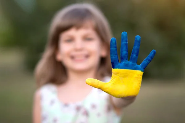 Творческий Игривый Ребенок Показывающий Красочную Раскрашенную Руку Желто Голубой Флаг — стоковое фото