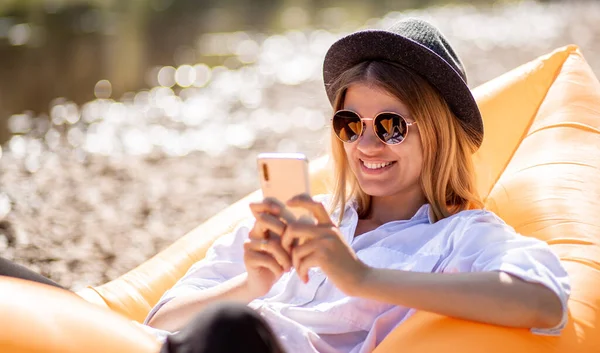 Retrato Encantadora Mujer Sonriente Gafas Sol Utilizando Teléfono Celular Escribir — Foto de Stock