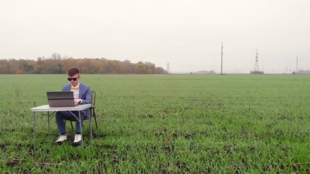 Drohnenflug Ansicht Des Jungen Mannes Der Entfernt Mit Laptop Draußen — Stockvideo