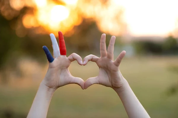 Barnehender Malt Fransk Flaggfarge Som Danner Hjertesymbol Kjærlighetsgest Naturbakgrunn – stockfoto