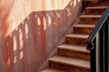 Işık beton merdivenlere çarpar..