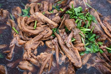 Kanatlı ve tavuk ayaklı haşlanmış tavuk.