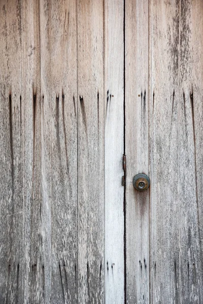 Antika ahşap kapı ve eski kapı tokmağı Eski ahşap kapı arka planı.