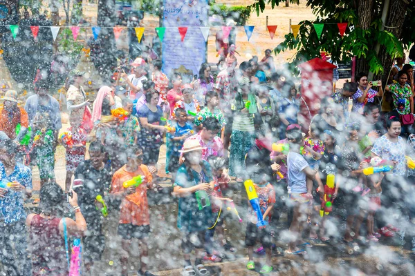 Ayutthaya, Tayland - 13 Nisan 2016: Tayland 'ın Songkran Günü geleneksel olarak yılbaşı günü kutlanır. 13 Nisan 'dan 15 Nisan' a kadar insanlar ve filler su sıçratacak ve eğlenecekler..