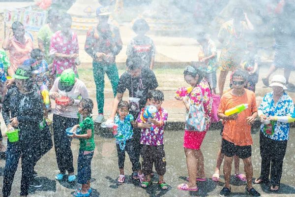 Ayutthaya, Tayland - 13 Nisan 2016: Tayland 'ın Songkran Günü geleneksel olarak yılbaşı günü kutlanır. 13 Nisan 'dan 15 Nisan' a kadar insanlar ve filler su sıçratacak ve eğlenecekler..