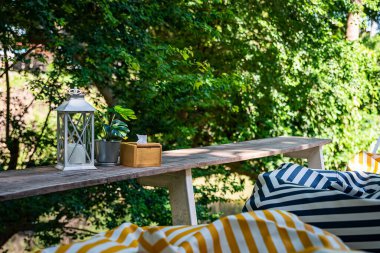 Eski mum fenerleri, mendil kutuları ve süs bitkileri, açık hava rahatlama alanınızı dekore etmek için..