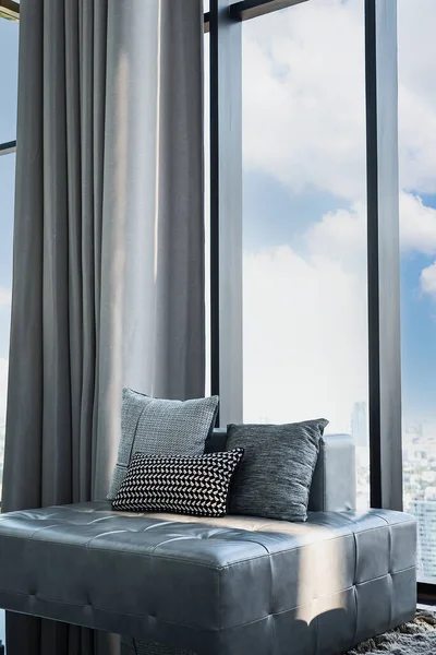 Ein Großes Quadratisches Sofa Und Drei Kissen Wohnzimmer Der Luxuswohnung — Stockfoto