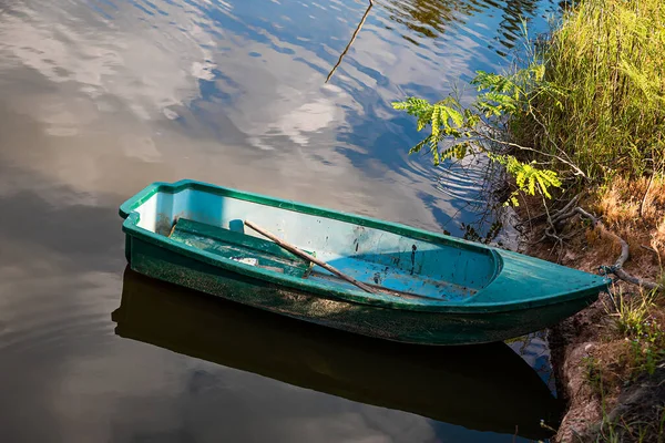 Grüne Ruderboote Ufer Des Flusses Festgemacht — Stockfoto