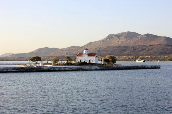 Petite église au bord de la mer — Photo