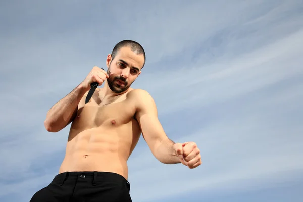 Instrutor Artes Marciais Exercitando Com Uma Faca Livre — Fotografia de Stock