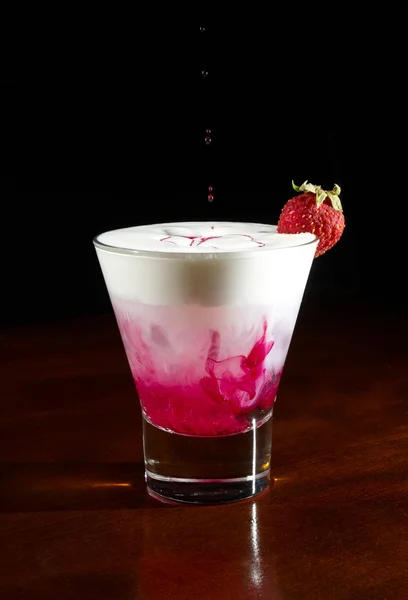 Cocktail met aardbei — Stockfoto