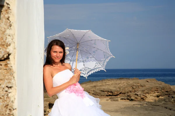 Novia con paraguas — Foto de Stock
