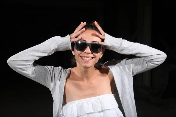 Chica joven con gafas de sol — Foto de Stock