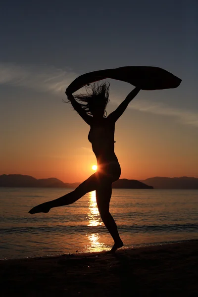 Silhouette di una ragazza in spiaggia — Foto Stock